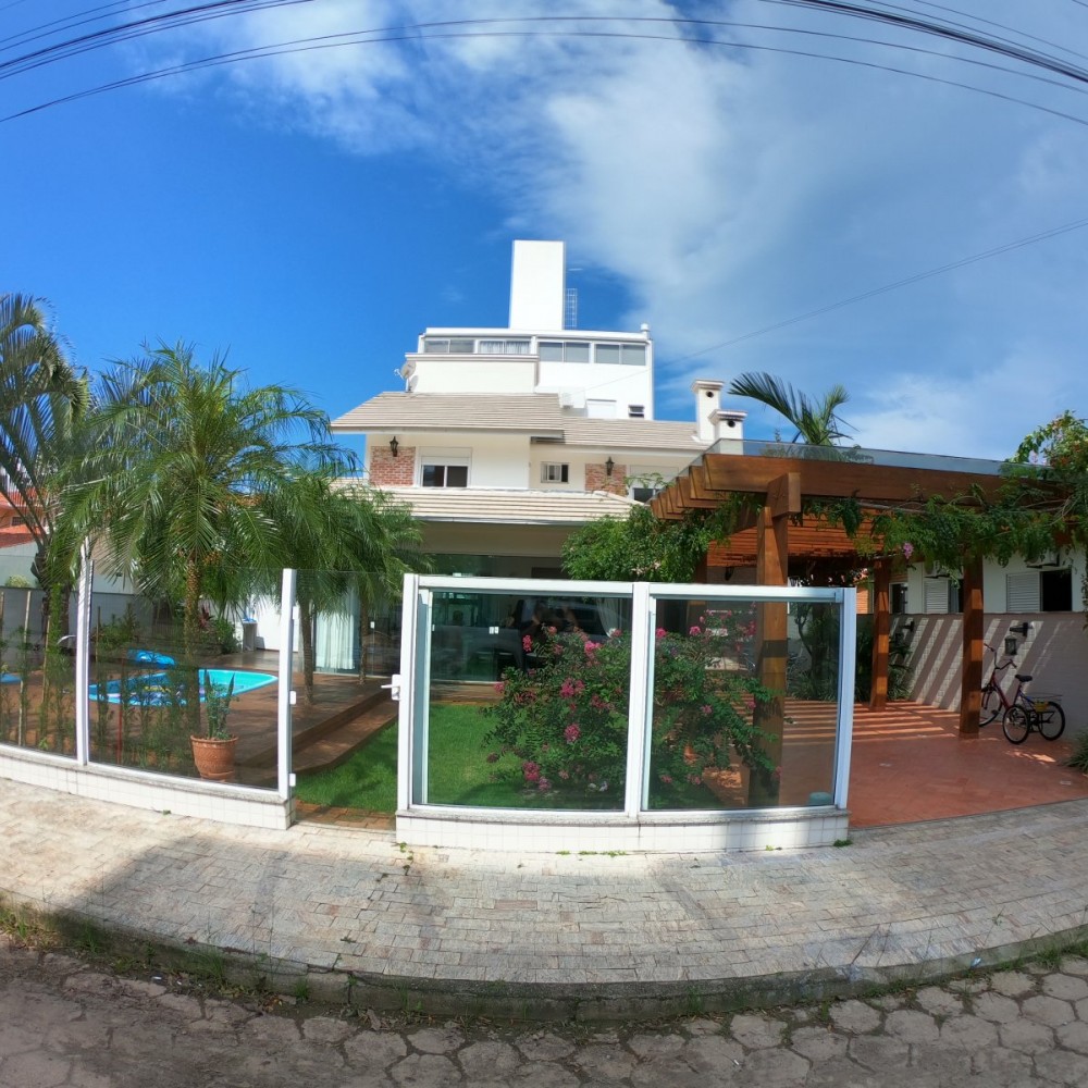 Casa com piscina na praia de Palmas 